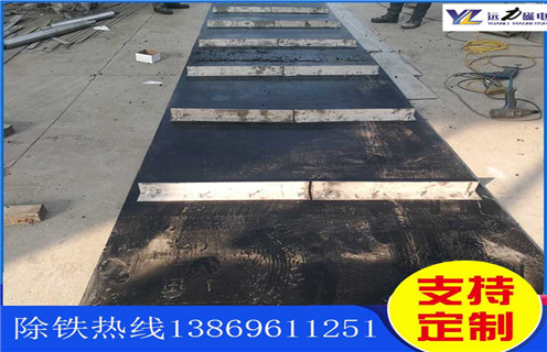 不銹鋼除鐵器皮帶廠家服務(wù)湖南皮帶懸掛式除鐵器，除鐵器卸鐵皮帶主要是安裝在各個型號的電磁、永磁自卸式除鐵器上，當(dāng)輸料皮帶上的散狀物料經(jīng)過自卸除鐵器底部時，混雜在物料中的鐵磁性雜質(zhì)在除鐵器磁芯強(qiáng)大的磁場力作用下被吸附到除鐵器卸鐵皮帶上，由不停運轉(zhuǎn)的卸鐵皮帶將吸附住的鐵雜質(zhì)刮出，卸進(jìn)集鐵箱，從而達(dá)到自動連續(xù)除鐵的目的。無需人工清理，實現(xiàn)了自動化除鐵。  一、不銹鋼除鐵器皮帶廠家服務(wù)湖南皮帶懸掛式除鐵器選型指南：  1.提供卸鐵皮帶準(zhǔn)確的帶寬、周長及厚度。  2.了解清楚所需卸鐵皮帶為一次性成型的環(huán)帶還是帶接頭式的，其次確認(rèn)卸鐵刮板為膠條一體式刮板還是不銹鋼刮板。  注：一般情況下，除鐵器生產(chǎn)廠家在生產(chǎn)除鐵器時用的是一次性成型的環(huán)帶，但用戶在后期更換時，一次性成型的環(huán)帶不方便更換及安裝，需將除鐵器大拆大卸，套上卸鐵皮帶之后，然后重新組裝，更換非常麻煩。帶接頭式的卸鐵皮帶就很大程度上解決了這一問題，省去了拆裝除鐵器的過程，只需要將皮帶安裝之后在接頭處對接即可,省時省力，結(jié)實耐用。  二、不銹鋼除鐵器皮帶廠家服務(wù)湖南皮帶懸掛式除鐵器  除鐵器接通電源后，勵磁系統(tǒng)產(chǎn)生強(qiáng)大的磁場，當(dāng)輸送機(jī)械上的散狀物料經(jīng)過除鐵器下方時，混雜在物料中的鐵磁性雜物，在除鐵器磁場力作用下被不斷吸起(鐵磁性雜物重量為0.1-25kg)，吸附在除鐵器下表面上，當(dāng)需要除去吸附在除鐵器上的鐵磁性雜物時，可將除鐵器移至集鐵箱上方，切斷勵磁電源設(shè)備磁場消失，鐵磁性雜物在重力作用下掉入集鐵箱中。